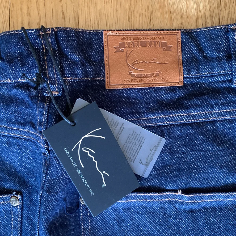 Jättefina Karl Kani jeans i storlek M. Säljer eftersom att jag missbedömde storleken helt. De är ganska stora och pösiga. Har legat här sen i somras så säljer av dem billigt. Inköpta för ca 800kr från Zalando. Skön kvalitet och helt oanvända. Tags sitter kvar. Skriv för mer info.. Jeans & Byxor.