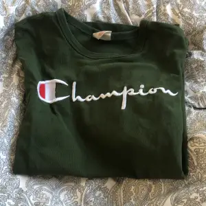 Säljer nu min fina champion t-shirt. Köpte den i somras här på Plick men har bara använt de ca 2 gånger❤️❤️ köparen står för frakten