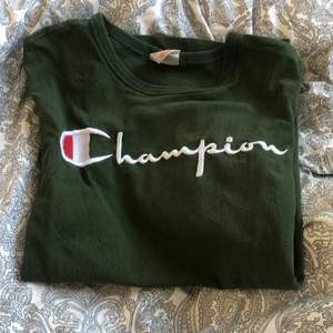 Säljer nu min fina champion t-shirt. Köpte den i somras här på Plick men har bara använt de ca 2 gånger❤️❤️ köparen står för frakten