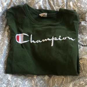 Champion t-shirt - Säljer nu min fina champion t-shirt. Köpte den i somras här på Plick men har bara använt de ca 2 gånger❤️❤️ köparen står för frakten