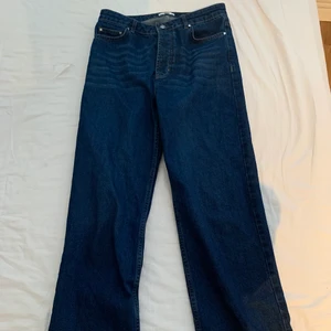 Wide leg jeans - Vida byxor från ellos, köpte dom för 600. Använt dom 3 gånger men är för stora nu på mig! helt felfria och passar långa personer också! Jag är 167 och längden är perfekt på mig. Fraktas och kan skicka fler bilder, dom är midwaist också! Swish betalning endast