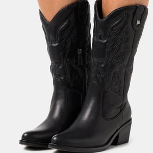 Cowboyboots från mtng - Låga cowboystövlar från mtng. Originalpris 699kr. Säljes pga. de ej används. Endast swish och köparen står för frakt