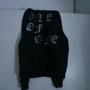 One of one hoodie - Säljer nu min one of one hoodie då den inte riktigt passar mig den är riktigt fin och svår att få tag på 