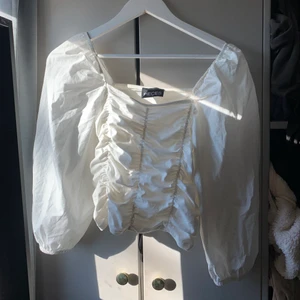 Vit blus med puffärm - super gullig blus ifrån Pieces💗 Den är använd en gång så i jätte bra skick, inga anmärkningar.😊 Tröjan är i väldigt skönt material.