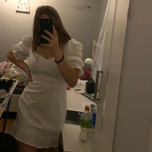 Studentklänning - Jag säljer denna superfina klänningen som är perfekt till studenten. Den är endast använd en gång och är i storlek S/36. Klänningen knyts själv där bak. Skicka ifall du vill ha fler bilder. Går att frakta💖💖💖 (sista bilden är lånad)