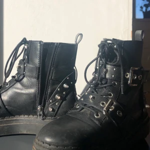 Skor/kängor - Snygga balla kängor med nitar på som jag använt mycket men är ändå i okej skick. 