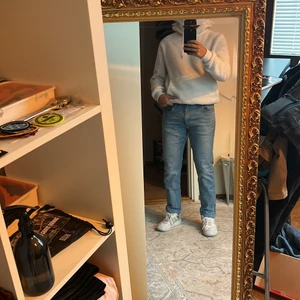 Blåa Levis Jeans 32/30 512 - De är knappt använda men känns som att de börjar bli för tighta. Om du har några frågor skriv gärna till :) 