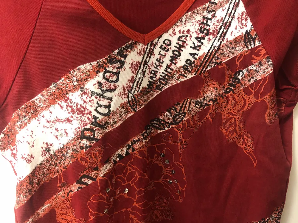 Säljer den här fina röda tröjan från vero moda 💓 Det står XL på taggen men den passar mig bra som använder storlek M, skulle säga att den passar M-L. Skriv för fler bilder eller frågor :) . T-shirts.