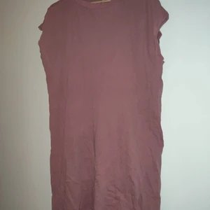 Divided t-shirt klänning - Använd. Divided t-shirt klänning. Strl M. Rosa. 