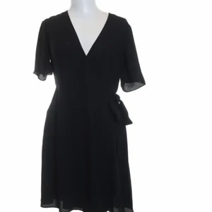 Svart klänning - En svart klänning från NEW LOOK. I storlek 38 men sitter som en 36a. Jag har sytt vid brösten så de inte ska falla ut hehe och inte var så urringad 💃🏼 går självklart att ta bort ifall det önskas. Inga defekter och har varit en favoritklänning länge men är för liten nu 🥺 60 kr plus ev spårbar frakt på 66 kr