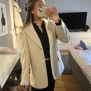 Jacka  - Såå fin vårjacka från Gina, funkar även att ha som blazer😍
