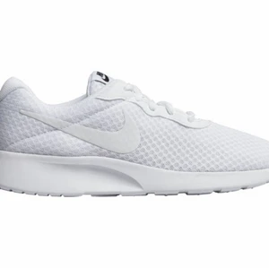 Vita Nike skor  - Vita Nike skor dam storlek 40 men passar även 39 aldrig använda säljer för 400 möts upp men kan fraktas , skriv endast om du är intresserad! Dem är aldrig använda priset kan såklart diskuteras  dem är köpta för 750 kr 