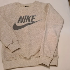 Nike - Nike tjock tröja med reflex (nike tecken ) endast använt vid 2 tillfälle så den är som ny. Storlek M men den e liten så mer som än S