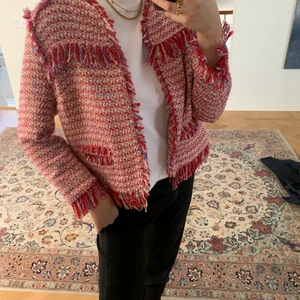 Röd tunn jacka från Zara - Zara Basic colletion jacka i storlek L. Älskar hur den sitter på även fast jag själv oftast är en s-m.