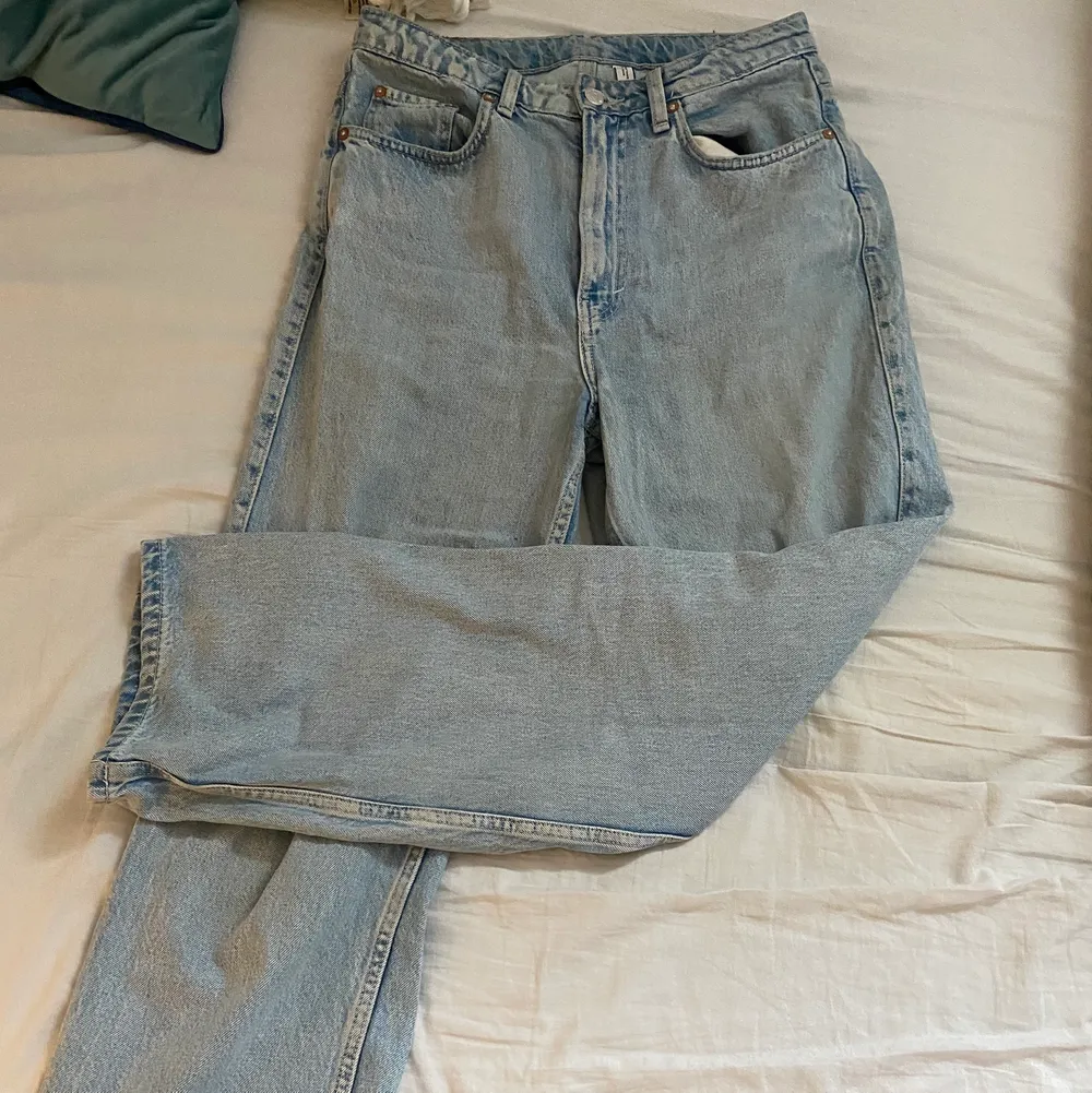 Ljusblåa jeans från Weekday i modellen Rowe. Har använts mycket men är i bra skicka . Jeans & Byxor.