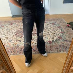 Dondup grå/svarta flair jeans men slitningar. Passar mig som brukar ha 36-38 