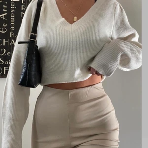 Stickad tröja  - Säljer denna fina stickade tröja från NA-KD💞 använd 2 ggr så bra skick, strl xs💘 ny pris 399kr , säljer för 120kr+51kr frakt (spårbar)