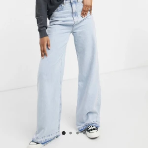 Jeans stradivarius  - Helt oanvända med lapp kvar. Köpte på asos men hann inte skicka iväg som i tid. Ord pris 399