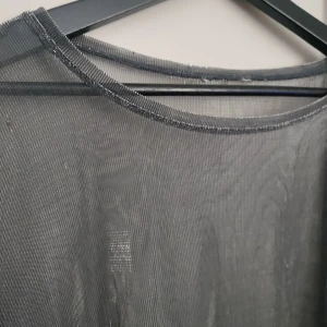 Silver mesh topp  - Långärmad topp i silver mesh. 