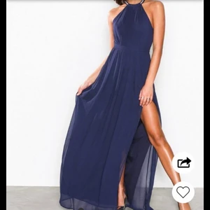 Marinblå balklänning - Superfin balklänning från Nelly, verkar vara slutsåld, storlek 34 och endast använd en gång! Hör av er vid frågor eller om ni vill ha fler bilder🥰