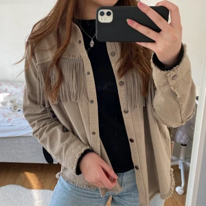 Zara jeansjacka - Säljer denna fina jeansjacka från Zara. Väldigt bra skick, använt runt 3ggr. Storlek XS men passar även S. Köparen står för frakten💗 