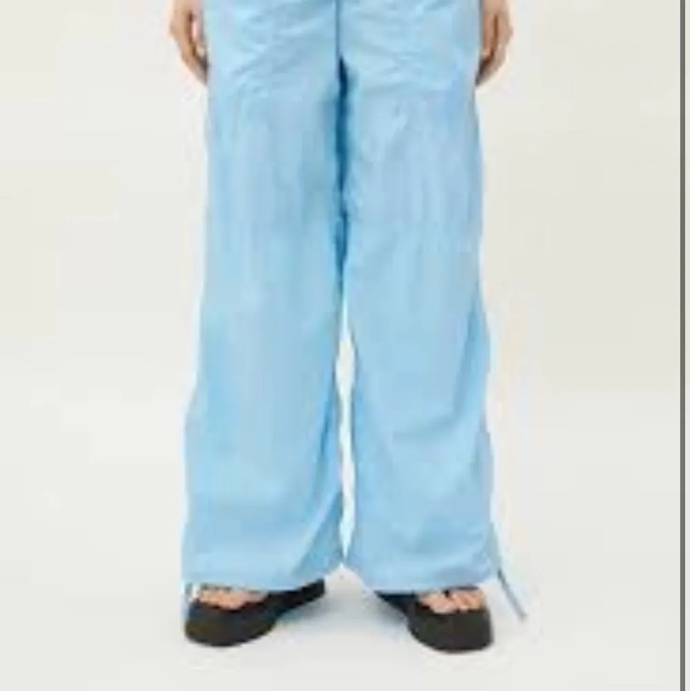 Söker dessa blåa Cornelia trousers från weekday! I storlek 44. Jeans & Byxor.