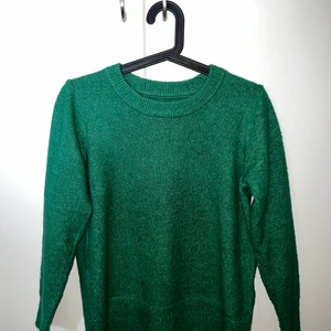 Grön stickadtröja - Super fin och mjuk stickad tröja, använd max 3 gånger, nyskick!! Säljer pga att den inte används 