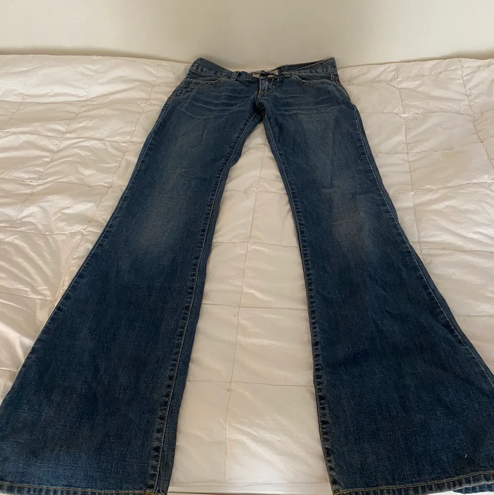 Jättesnygga Lågmidjade jeans! Sitter bootcut. Jeans & Byxor.