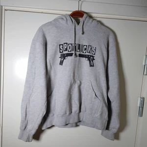 Spotlicks hoodie - Grå hoodie med punkbandet Spotlicks, som storlek S🌱