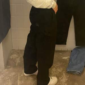 Säljer dessa byxor då jag tyvärr ej använder dom. Super fina med medium-low waist med en relaxed straight fit. (Köpte dom för 800kr) 🦋. Skriv om ni vill ha mer bilder ☺️