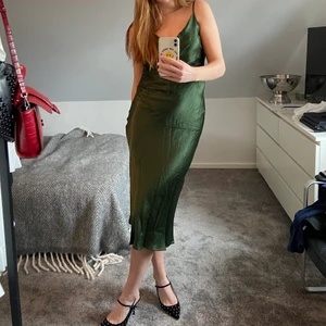 Grön klänning  - Satin klänning från Zara, underbar färg och sitter superfint! 
