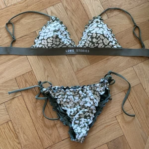H&M x Love Stories bikini - Så fin bikini från H&M samarbete med Love Stories. Har dessvärre klippt bort lapparna, men passar mig som brukar ha S. Skulle dock tippa på att underdelen är M. 