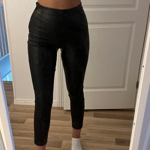 Läder byxor Gina Tricot - Säljer dessa läder byxor från gina tricot, med streck över benen, storlek XS, säljer för 50kr + frakt 💞