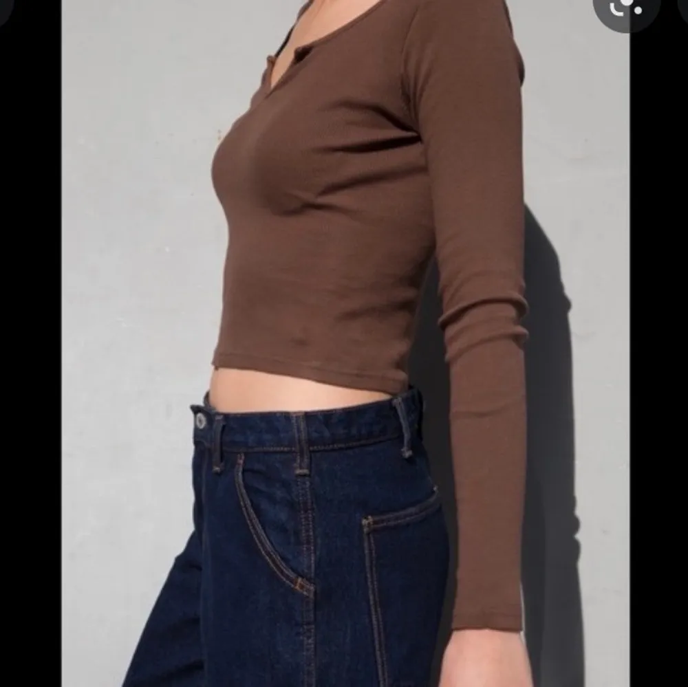 Super fin topp från Brandy Melville i storlek ”one size”. Super snygga till ett par lågmidjade jeans. Endast använd  fåtal gånger.  För mer information eller bild skriv! <3 (frakt 51kr). Toppar.