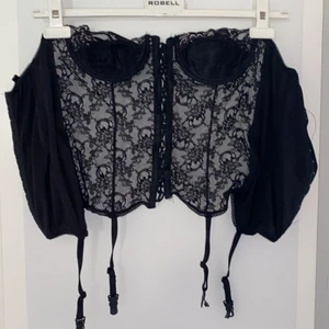 SPETS KORSETT - Jättesöt korsett i spets, står ingen storlek men passar S. 70kr + frakt