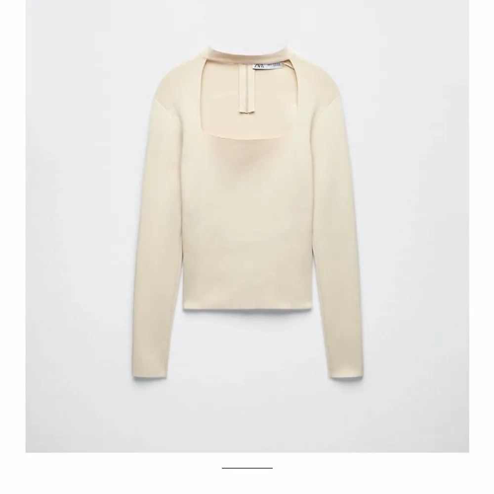 Söker den populära tröjan i den vita färgen från zara. Den heter  ”stickad topp med choker”. Skriv privat ifall ni vet någon som säljer denna eller säljer den själv. Söker efter ett lite billigare pris men endå ganska bra skick. Stickat.