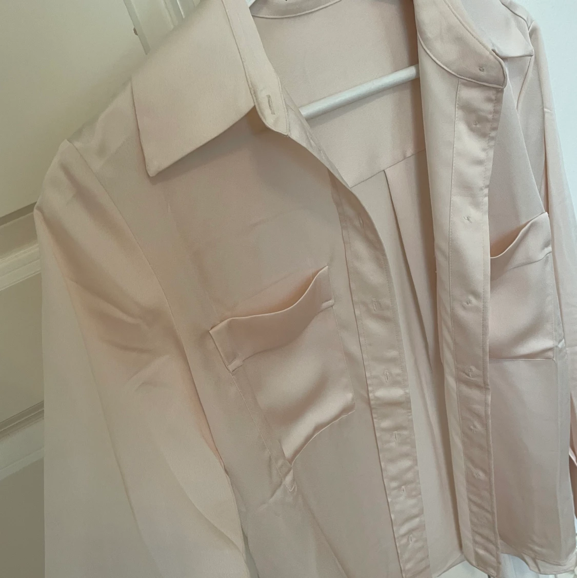 Beige satinskjorta - 90