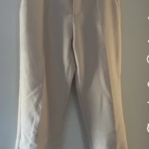 Zara kostymbyxor  - Jag säljer mina jättefina kostymbyxor ifrån zara!! Dem sitter jättebra på men säljer dem för dem är lite för korta för mig (jag är 170). Köpte dem för 399:-💕 frakt tar vi då!