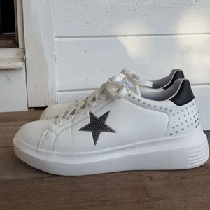 Tata Italia kate sneakers - Sneakers från Tata Italia i modellen kate. Köpta förra året men endast använda en gång. Skokartongen finns kvar.