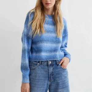 Blå tröja - Ursnygg blårandig stickad tröja från h&m, kliar inte överhuvudtaget. Färgen stämmer mer in på första bilden men är inte lika kort som den ser ut på modellen. Så fin till sommaren! Knappt använd.Nypris 250kr. Spårbar frakt tillkommer på 66kr