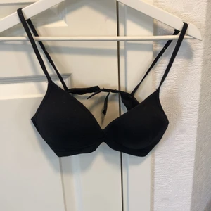 Bh/topp - En svart bh/topp. Bra skick, köpt på Lindex i storleken 80 A. Frakt tillkommer 