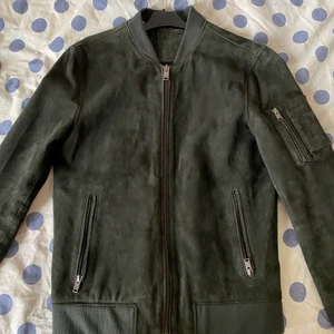 Bomberjacka  - Bomberjacka ifrån Selected homme. Skick 7/10. Materialet är mocka.