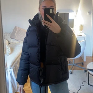Vinterjacka  - Säljer denna populära jacka från H&M som är slutsåld i XS. Jackan är i Fint skick. Köptes för 399 kr. Buda gärna i kommentarerna💗