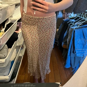 Low waist kjol - Snygg vintage kjol inköpt på humana. Kjolen motsvarar en S.