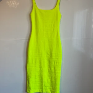 Sommarklänning - Neongul klänning med en slits där bak