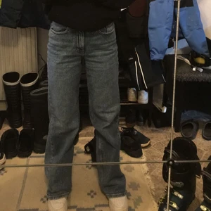 Raka jeans - Jeans från only. Bra kvalitet, knappt använda och som referens är jag ca 164 cm. Kontakta mig för mer information/bilder💞 