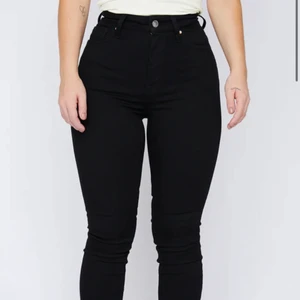 Peachy high 99 A jeans  - Välanvända. Men i fint skick. Nypris 599kr. Mitt pris 150kr.  Storlek Medium. 