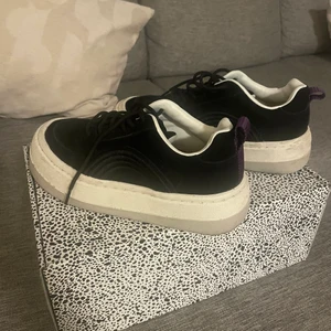 Eytys Sonic  - Eytys använda 2 gånger, alltså väldigt fint skick. Lite smuts under sulan annars inget. Säljer pga använder de aldrig 