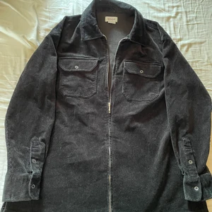 Weekday Overshirt - En manchester overshirt från weekday som aldrig har använts. Lite oversized som gör att de passar storlek M eller till och med L! Priser och liknande kan diskuteras privat!