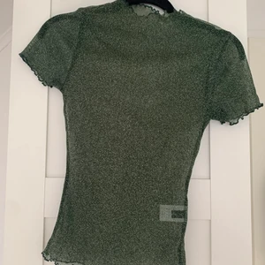 Topp - Skitsnygg Grön glittrig meshtopp! Knappt använd och i superbra skick, storleken skulle jag säga är XS-M då den är väldigt stretchig! 💙